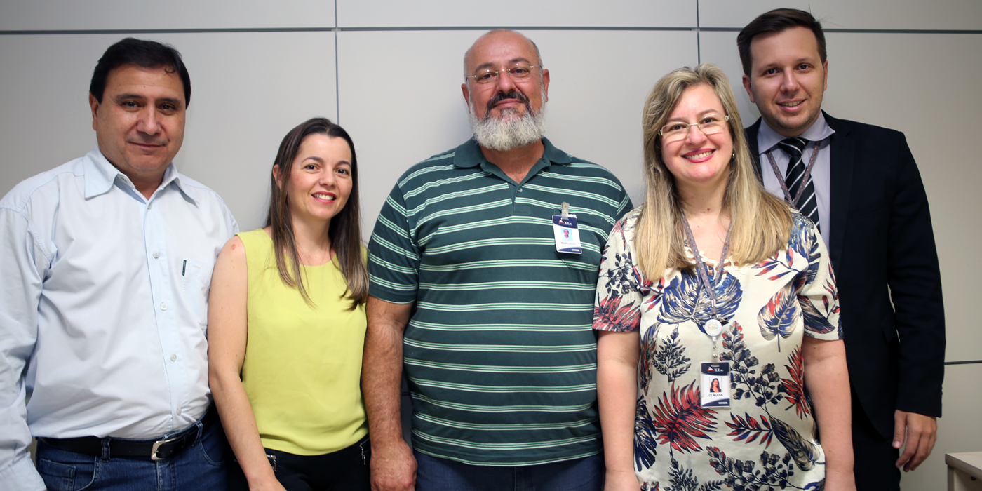 Da esq para dir: Os servidores Geovane Aparecido, Gleice Santiago, Marlúcio Campos, a coordenadora Cláudia e o superintendente Henrique (Foto: Thiago Rios)